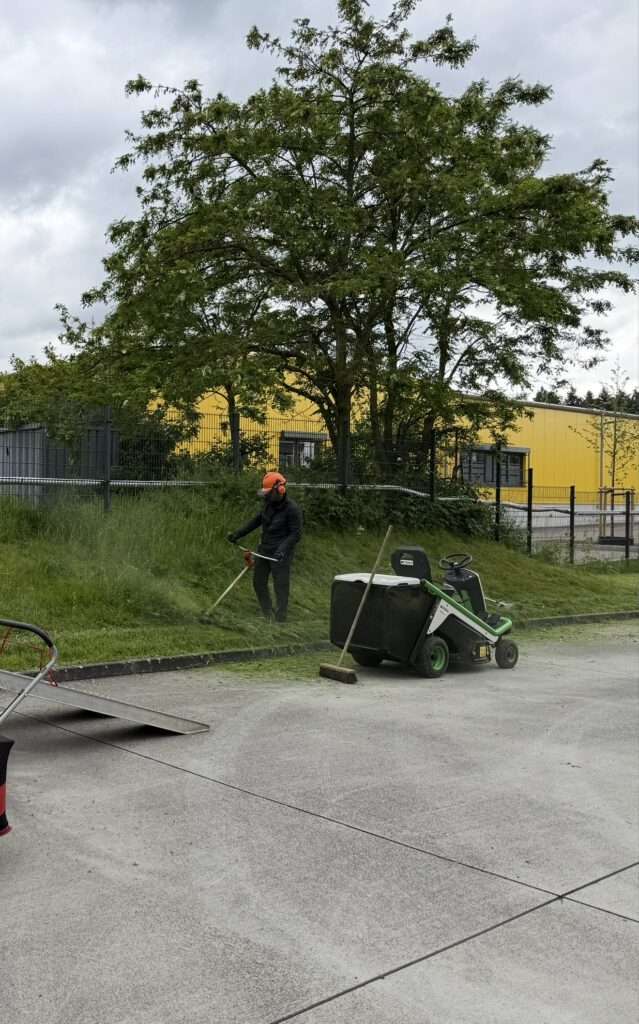 Rasenmähen bei einem Gewerbekunden mähen
