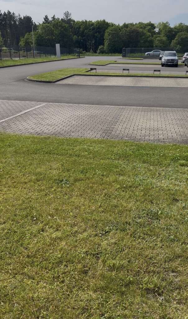 Rasen mähen bei einem Gewerbekunde